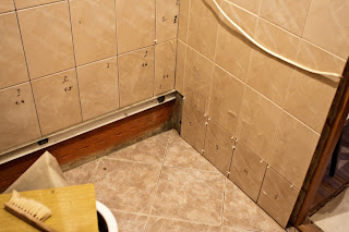 Ремонт ванной комнаты в панельном доме своими силами. Часть третья: клеим плитку на стены. - Ремонт своими руками