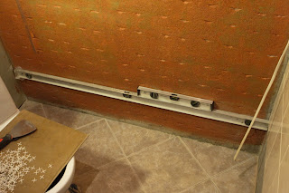 Ремонт ванной комнаты в панельном доме своими силами. Часть третья: клеим плитку на стены. - Ремонт своими руками