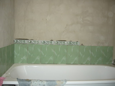 Укладка плитки на стены в ванной.