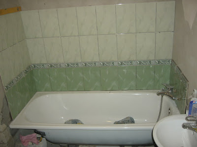 Укладка плитки на стены в ванной.